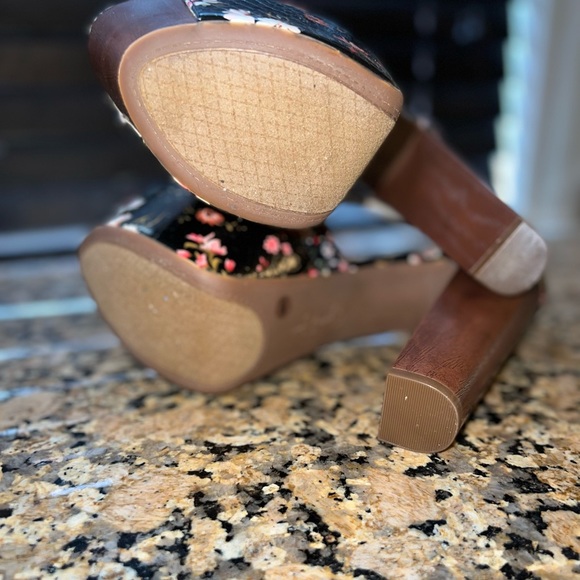 Jessica Simpson Floral Print T-Strap Platform Dress Sandal - Picture 4 of 6